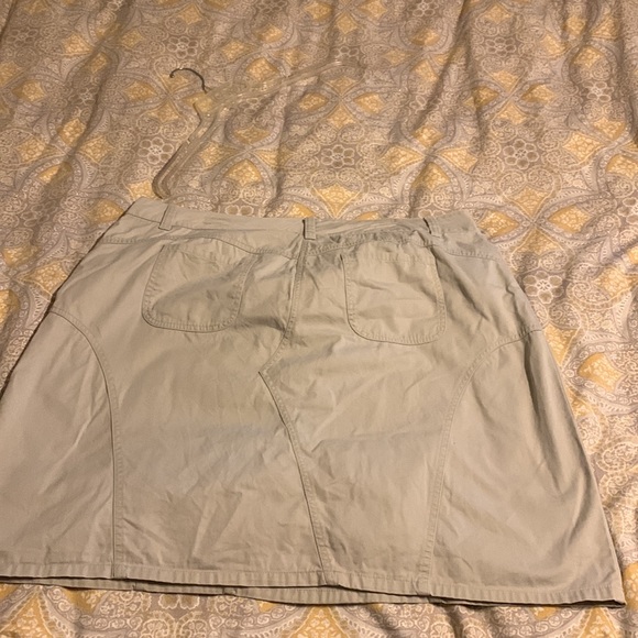 Gloria Vanderbilt tan skirt. - Picture 6 of 6